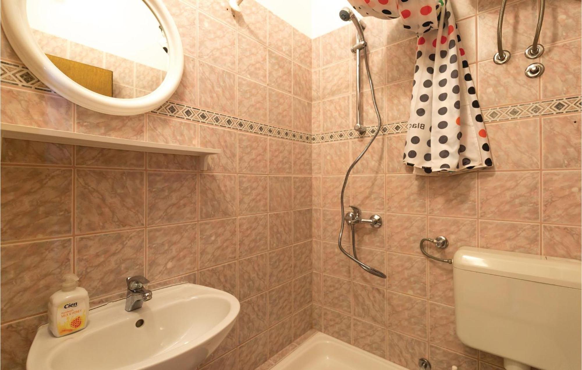 2 Bedroom Stunning Apartment In Makarska Buitenkant foto