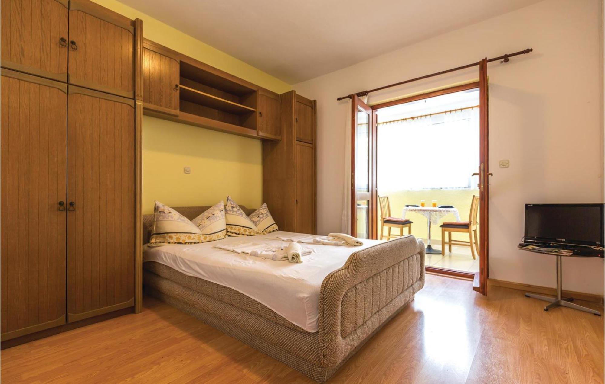 2 Bedroom Stunning Apartment In Makarska Buitenkant foto